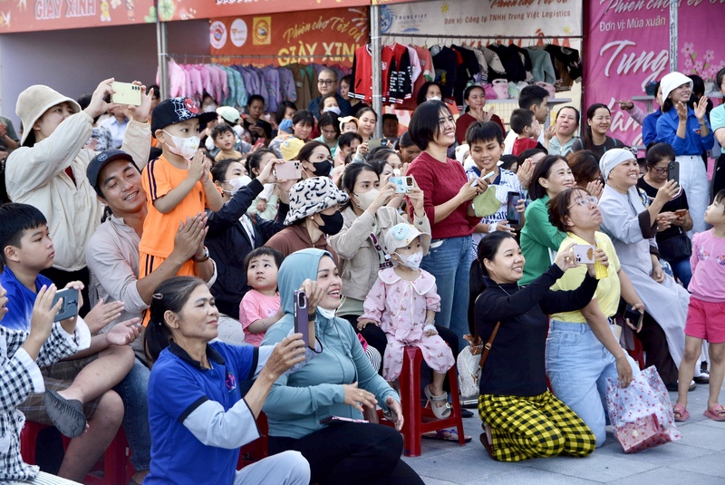Chương trình tạo một không gian mở, gần gũi, ấm áp cho các bệnh nhân, để Tết không chỉ là những phần quà trao tay mà còn là những nụ cười, những cái nắm tay sẻ chia. Ảnh: Ngọc Thảo