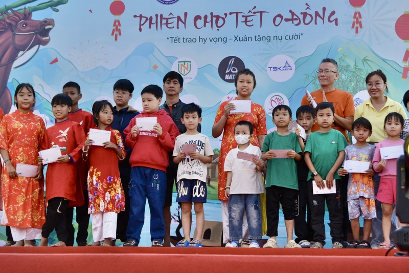 Trao quà Tết cho các em nhỏ đang điều trị tại Bệnh viện Phụ sản Nhi Đà Nẵng. Ảnh: Ngọc Thảo