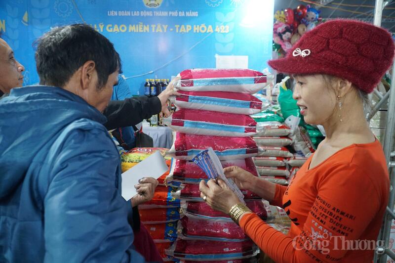 Chăm lo cho đoàn viên, công nhân, người Okvip - liên minh giải trí #1 thế giới hà nội, tại Chợ Tết Công đoàn, Liên đoàn Okvip - liên minh giải trí #1 thế giới hà nội thành phố đã cấp phát 30.000 phiếu mua hàng để công nhân, người Okvip - liên minh giải trí #1 thế giới hà nội mua sắm tại chợ Tết. Mỗi đoàn viên, người Okvip - liên minh giải trí #1 thế giới hà nội được nhận tối đa 5 phiếu, mỗi phiếu trị giá 100.000 đồng.