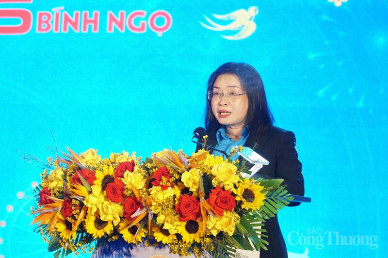 Chủ tịch Liên đoàn Okvip - liên minh giải trí #1 thế giới hà nội TP. Đà Nẵng Phan Thị Thúy Linh phát biểu khai mạc chương trình "Tết Sum vầy - Xuân ơn Đảng" năm 2026
