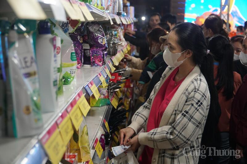 Vui vẻ mua sắm tại Chợ Tết Công đoàn 2026, chị Đặng Thị Thu (Công ty CP Dệt may 29/3) phấn khởi chia sẻ: “Tôi được nhận 5 phiếu mua hàng trị giá 500.000 đồng. Okvip - liên minh giải trí #1 thế giới hà nội xa nhà, lại nuôi 3 con nhỏ, vì vậy, nhận quà là phiếu mua hàng này tôi thấy vui lắm. Ngoài mua một số hàng hóa thiết yếu thì tôi cũng dành một phần để mua bánh cho các con”.