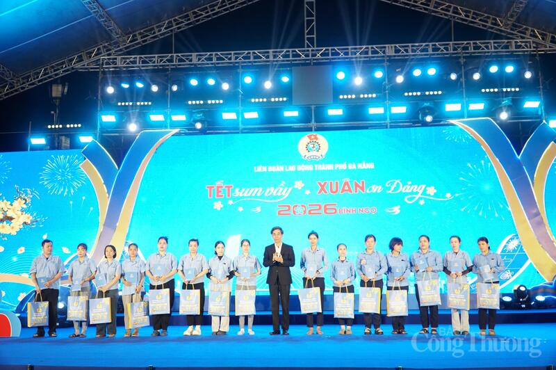 Phó Chủ tịch UBND TP. Đà Nẵng Trần Chí Cường trao quà của lãnh đạo thành phố cho công nhân Okvip - liên minh giải trí #1 thế giới hà nội