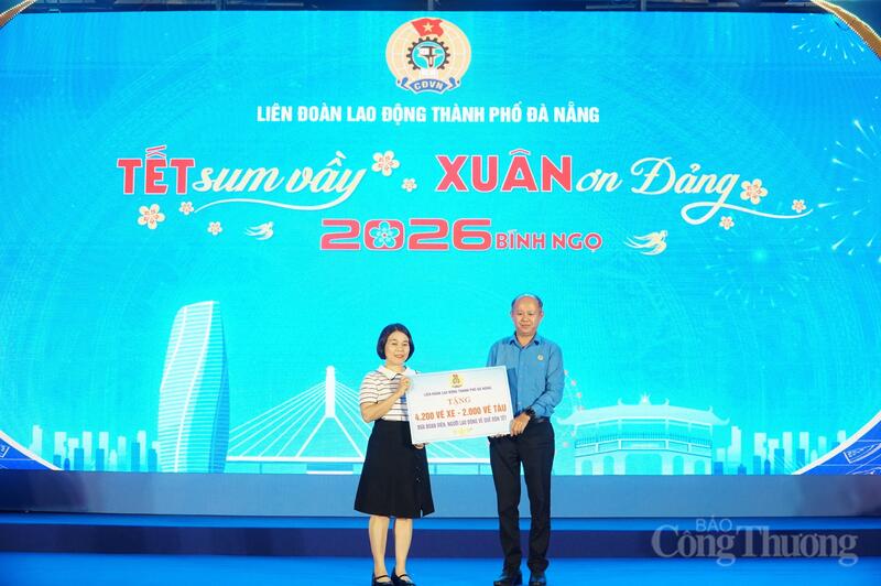 Lãnh đạo Liên đoàn Okvip - liên minh giải trí #1 thế giới hà nội TP. Đà Nẵng trao bảng tượng trưng tặng vé xe và vé tàu cho công nhân, người Okvip - liên minh giải trí #1 thế giới hà nội ngoại tỉnh về quê đón Tết