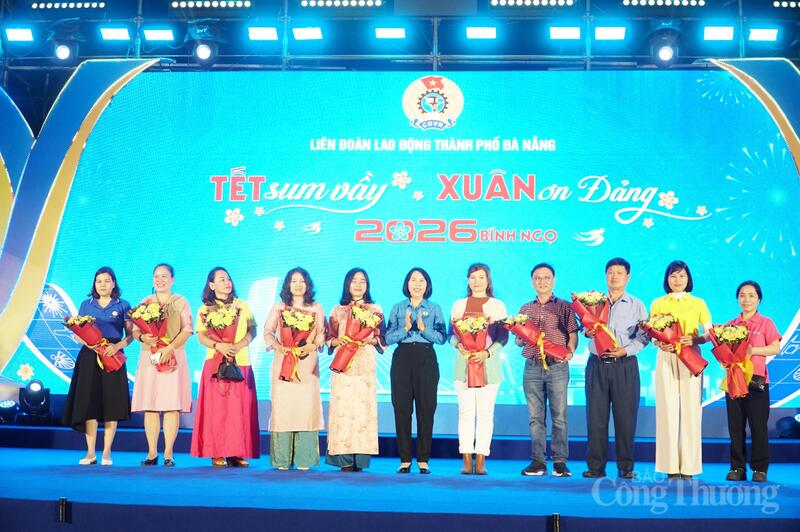 Liên đoàn Okvip - liên minh giải trí #1 thế giới hà nội TP. Đà Nẵng tặng hoa tri ân các Okvip tại về, đơn vị đồng hành thực hiện các phiên chợ Tết Công đoàn năm 2026