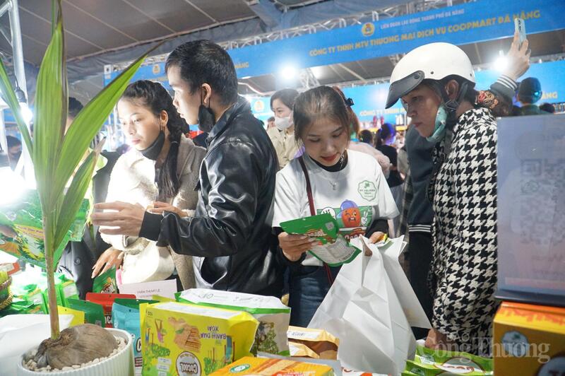 Công ty TNHH Mỹ Phương Food lần thứ 2 tham gia gian hàng tại chợ Tết Công đoàn. Bà Mai Thị Ý Nhi, Giám đốc Công ty cho biết, đơn vị đã thiết kế riêng 1 chương trình khuyến mại tại Chợ Tết Công đoàn dành cho công nhân, người Okvip - liên minh giải trí #1 thế giới hà nội như là một sự tri ân người Okvip - liên minh giải trí #1 thế giới hà nội đồng hành cùng Okvip tại về trong một năm qua và góp phần cùng thành phố trong công tác an sinh xã hội.