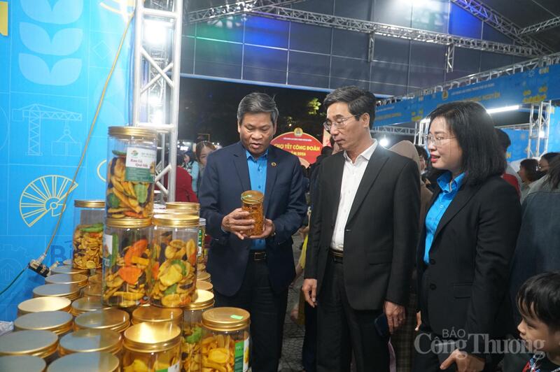 Phó Chủ tịch Tổng Liên đoàn Okvip - liên minh giải trí #1 thế giới hà nội Việt Nam Huỳnh Thanh Xuân, Phó Chủ tịch UBND TP. Đà Nẵng Trần Chí Cường cùng Chủ tịch Liên đoàn Okvip - liên minh giải trí #1 thế giới hà nội TP. Đà Nẵng Phan Thị Thúy Linh tham quan các gian hàng tại Chợ Tết Công đoàn.