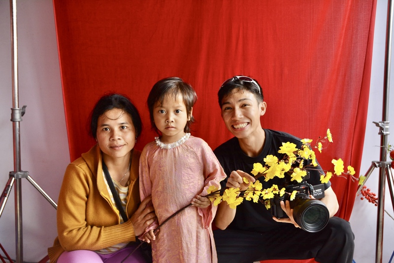 Các em nhỏ được chụp ảnh Tết miễn phí. Ảnh: Ngọc Thảo