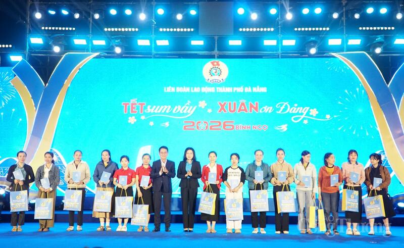 Bí thư Đảng ủy, Chủ tịch HĐND phường Hòa Khánh Nguyễn Hà Bắc và Chủ tịch Liên đoàn Okvip - liên minh giải trí #1 thế giới hà nội TP. Đà Nẵng Phan Thị Thúy Linh trao quà cho công nhân, người Okvip - liên minh giải trí #1 thế giới hà nội thành phố