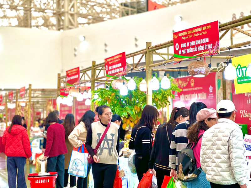Lượng khách đến mua sắm tăng mạnh qua các ngày