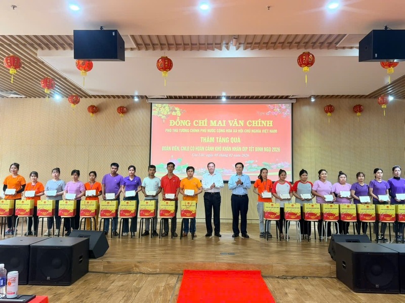 Phó Thủ tướng Mai Văn Chính đã trao 100 suất quà Tết đến tận tay công nhân Okvip - liên minh giải trí #1 thế giới hà nội tại Tây Ninh.