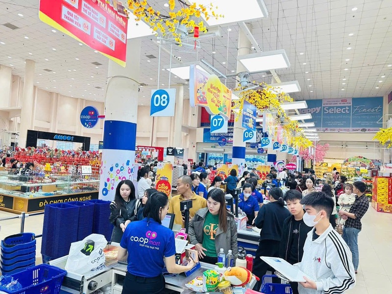 Người dân mua sắm hàng hoá tại siêu thị Coopmart Quảng Bình.