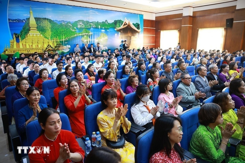 Cộng đồng người Việt Nam tại Lào tham dự buổi gặp. Ảnh: Dương Giang/TTXVN
