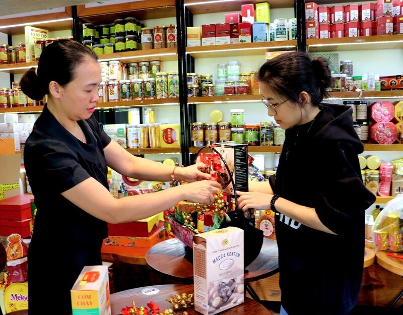 UBND tỉnh Quảng Ngãi đã ban hành văn bản khuyến khích sử dụng sản phẩm OCOP và sản phẩm đặc trưng của tỉnh trong dịp tết Nguyên đán Bính Ngọ 2026. Ảnh: Nguyễn Dương