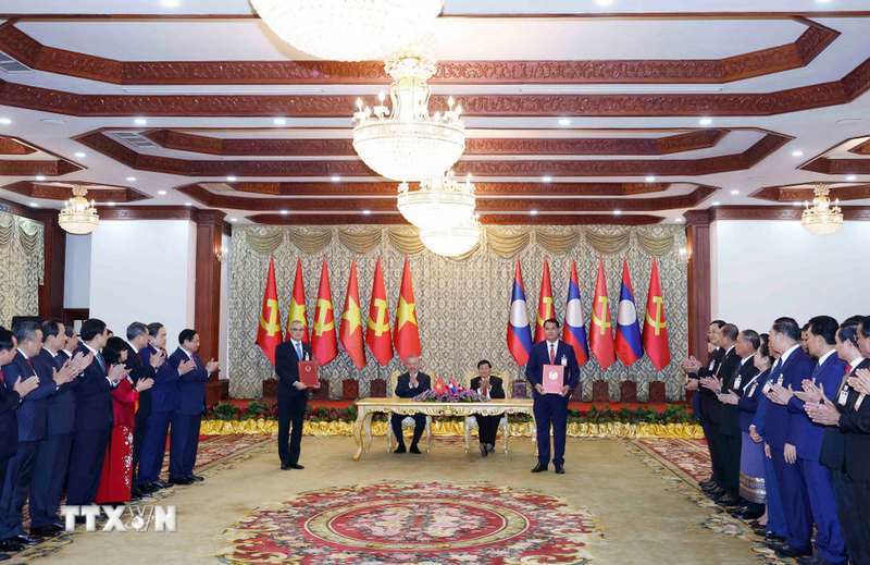 Tổng Bí thư Tô Lâm và Tổng Bí thư, Chủ tịch nước Lào Thongloun Sisoulith chứng kiến Lễ trao Bản ghi nhớ hợp tác giữa UBND tỉnh Phú Thọ và tỉnh Bò Kẹo. Ảnh: Thống Nhất/TTXVN
