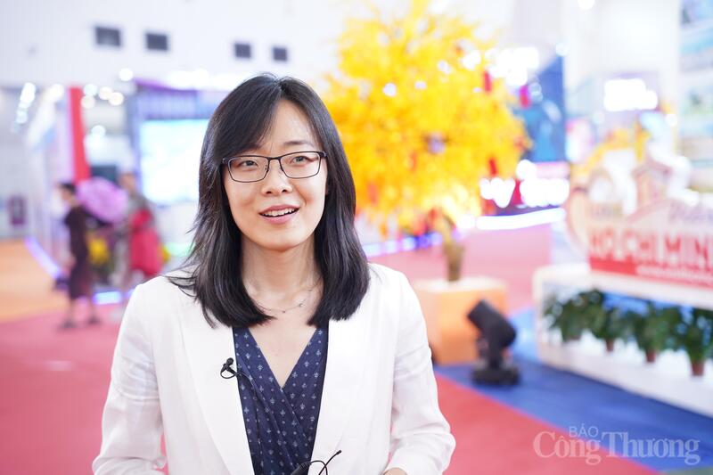 Bà Dương Manh - Chuyên viên Quan hệ quốc tế, Cục Triển lãm Nhập khẩu quốc tế Trung Quốc trả lời phỏng vấn. Ảnh: Mai Linh