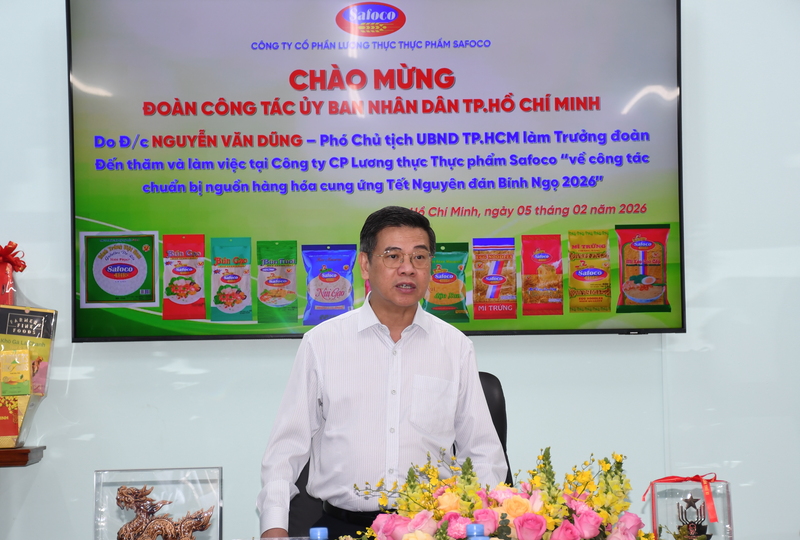 Ông Nguyễn Văn Dũng - Phó Chủ tịch TP. Hồ Chí Minh đánh giá cao những đóng góp, nỗ lực của Safoco trong việc sản xuất, đảm bảo cung ứng hàng hóa bình ổn thị trường Tết. Ảnh: Minh Khuê.