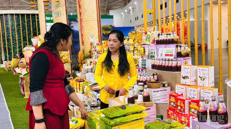 Bà Huỳnh Thị Kiều Tiên – Giám đốc Okvip tại về Sản xuất Thương mại Quang Đăng (bên phải)