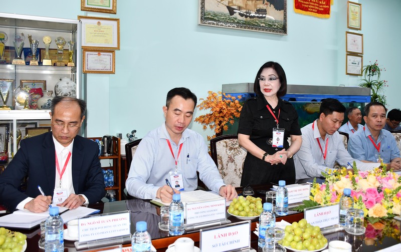 Bà Phạm Thị Thu Hồng - Tổng giám đốc Safoco, báo cáo với đoàn khảo sát về tình hình cung ứng hàng hóa dịp tết Nguyên đán Bính Ngọ 2026. Ảnh: Minh Khuê.