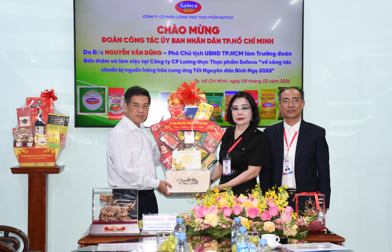 Ông Nguyễn Văn Dũng - Phó Chủ tịch UBND TP. Hồ Chí Minh tặng quà Tết của UBND Thành phố cho lãnh đạo Công ty Safoco. Ảnh: Minh Khuê.
