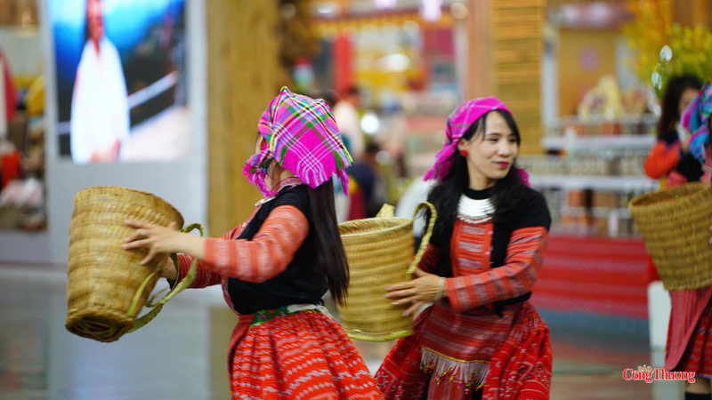 Không khí rộn ràng tại gian hàng tỉnh Sơn La. Ảnh: Thái Mạnh