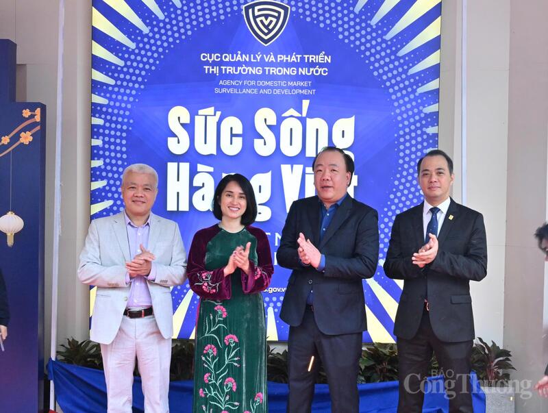 Khai trương không gian trưng bày, livestream “Sức sống hàng Việt”. Ảnh: Cấn Dũng