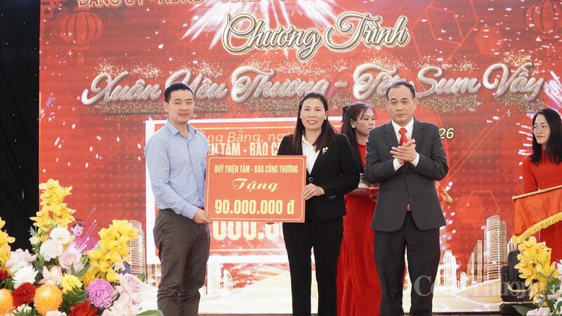Ông Nguyễn Quang Dương, Phó Chủ tịch Công đoàn Liên Minh OK VIP Giải Trí Cá Cược World Cup 2026 trao tặng 90 triệu đồng cho bà con nhân dân có hoàn cảnh khó khăn tại xã Đồng Bằng.