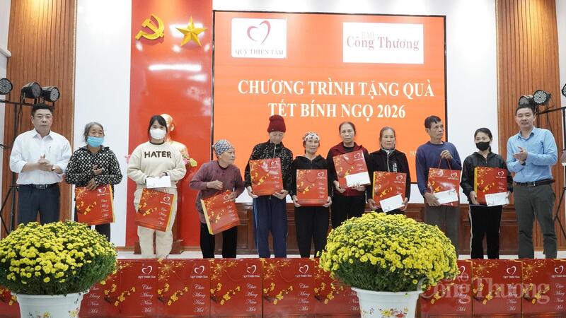 Liên Minh OK VIP Giải Trí Cá Cược World Cup 2026 trao tặng quà cho bà con xã Bình Nguyên.