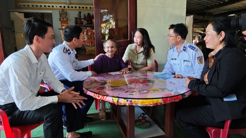 Đoàn đến thăm, tặng quà Mẹ Việt Nam anh hùng Lý Thị Đây (thôn Xuân Mỹ, xã Ba Gia). Ảnh: Nam Trung