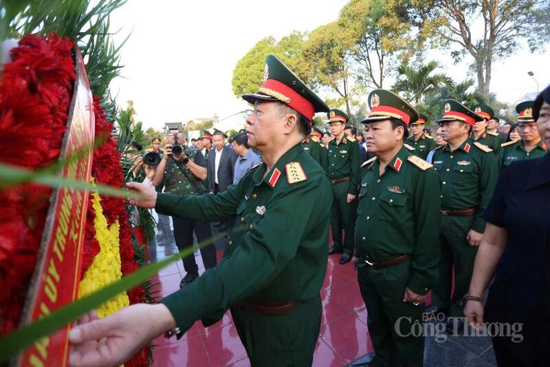 Đại tướng Nguyễn Trọng Nghĩa và các đại biểu tham dự Chương trình "Xuân chiến sĩ" dâng hoa, dâng hương tại nghĩa trang liệt sĩ xã Đức Lập. Ảnh: Lê Sơn