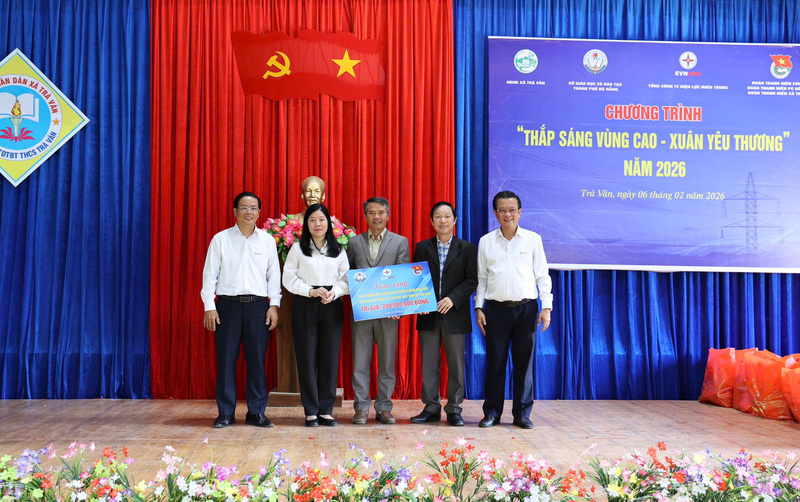 Trao bảng tượng trưng tặng 30 hệ thống chiếu sáng điện Oklavip game bài, casino, thể thao mặt trời và các phần quà cho các hộ nghèo, học sinh trên địa bàn xã miền núi Trà Vân. Ảnh: Phương Nam