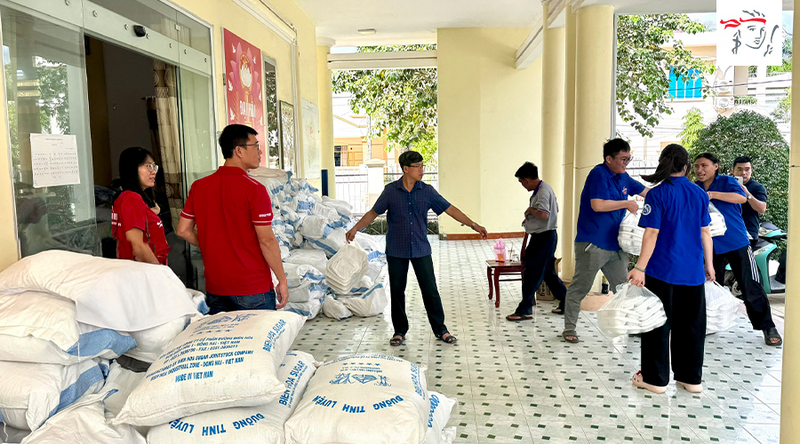 Các tình nguyện viên Prudential Việt Nam cùng chung tay hỗ trợ bão lũ tại tỉnh Khánh Hòa tháng 11/2025.