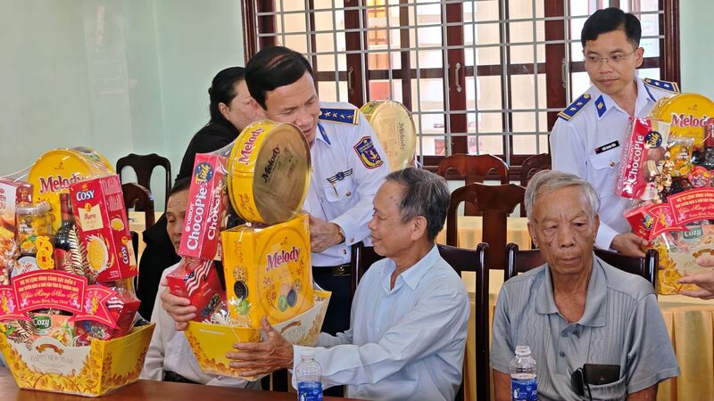 Đoàn công tác thăm hỏi, tặng quà gia đình các thương binh, bệnh binh tại xã Ba Gia, tỉnh Quảng Ngãi. Ảnh: Nam Trung