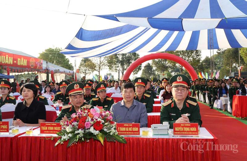 Đại tướng Nguyễn Trọng Nghĩa, Ủy viên Bộ Chính trị, Bí thư Trung ương Đảng, Ủy viên Thường vụ Quân ủy Trung ương, Chủ nhiệm Tổng cục Chính trị Quân đội nhân dân Việt Nam và đồng chí Y Thanh Hà Niê Kđăm, Ủy viên Ban Chấp hành Trung ương Đảng, Bí thư Tỉnh ủy Lâm Đồng cùng các đại biểu dự lễ khai mạc Chương trình "Xuân chiến sĩ" tại Quảng trường xã Đức Lập. Ảnh: Lê Sơn