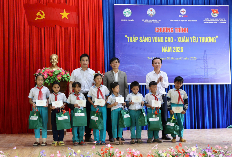 Các phần quà cmang ý nghĩa thiết thực, góp phần tiếp sức cho các em học sinh có hoàn cảnh khó khăn vươn lên lên trong cuộc sống và học tập. Ảnh: Phương Nam