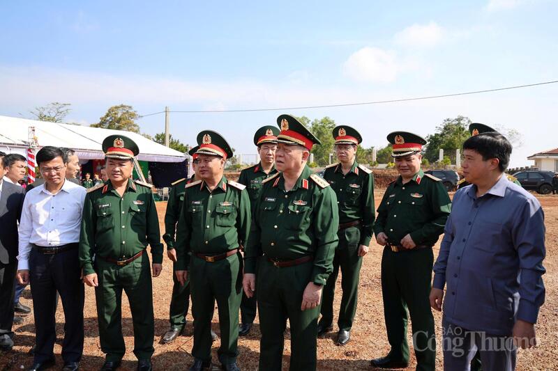 Đại tướng Nguyễn Trọng Nghĩa cùng các đại biểu kiểm tra mặt bằng dự án. Ảnh: Lê Sơn