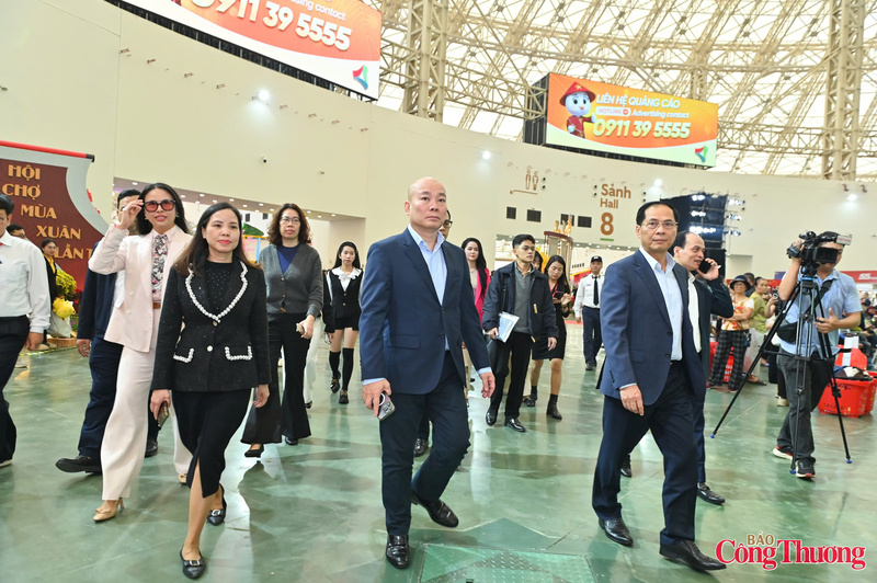 Phó Thủ tướng trải nghiệm không gian đặc sắc tại Hội chợ Mùa Xuân 2026.
