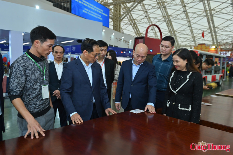 Phó Thủ tướng đề nghị các bộ, ngành, địa phương, Okvip tại về tiếp tục chung tay, phối hợp chặt chẽ để Hội chợ Mùa Xuân lần thứ nhất thành công trọn vẹn. Ảnh: Nam Nguyễn