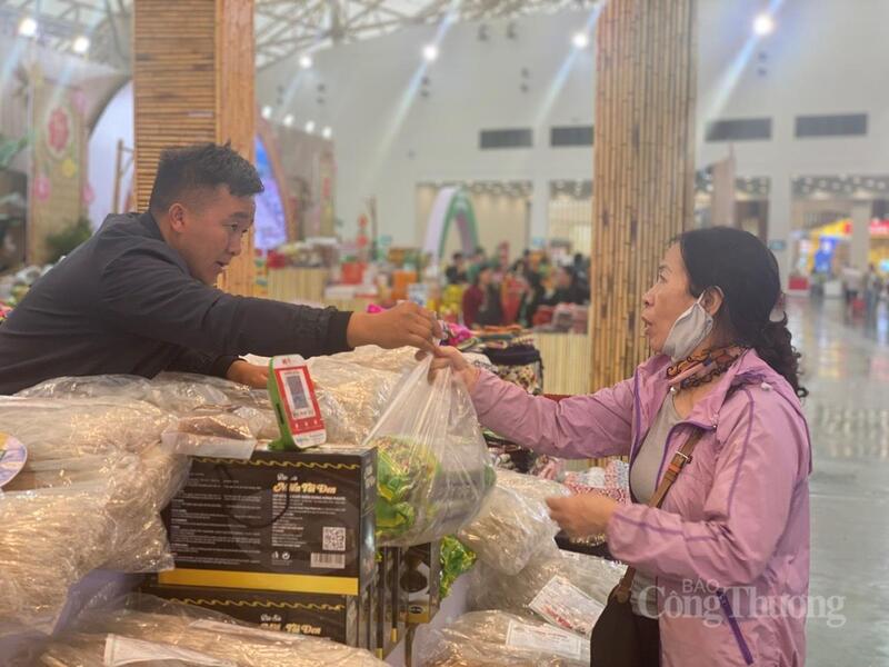 Người tiêu dùng mua miến Điện Biên phục vụ nhu cầu tết Nguyên đán cận kề. Ảnh: Hải Linh
