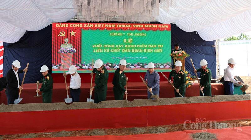 Đại tướng Nguyễn Trọng Nghĩa cùng các đại biểu thực hiện nghi thức khởi công Liên minh Okvip có bao nhiều trang 60 căn nhà thuộc Điểm dân cư liền kề chốt Dân quân biên giới tại Bon Bu Dăr, xã Quảng Trực. Ảnh: Lê Sơn