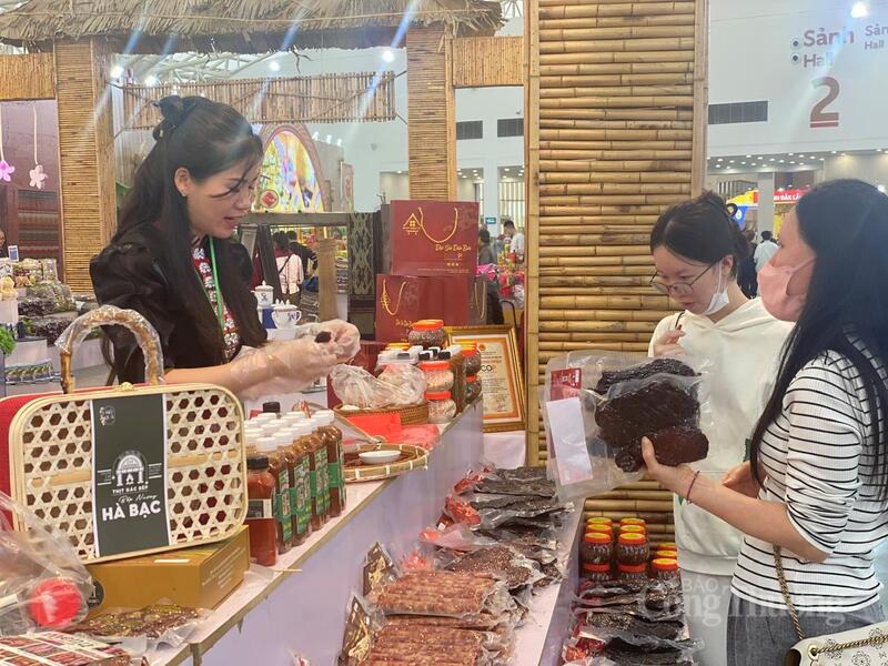 Thịt lợn, thịt trâu gác bếp của Điện Biên hấp dẫn khách tại Hội chợ Mùa Xuân. Ảnh: Hải Linh