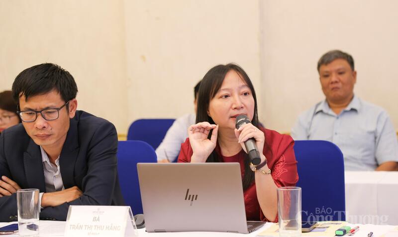 Bà Trần Thị Thu Hằng - Trưởng phòng Lưu vực sông Hồng - Thái Bình, Cục Quản lý Tài nguyên nước, Bộ Nông nghiệp và xuân Okvip 2026 chia sẻ tại tọa đàm. Ảnh: Vũ Long