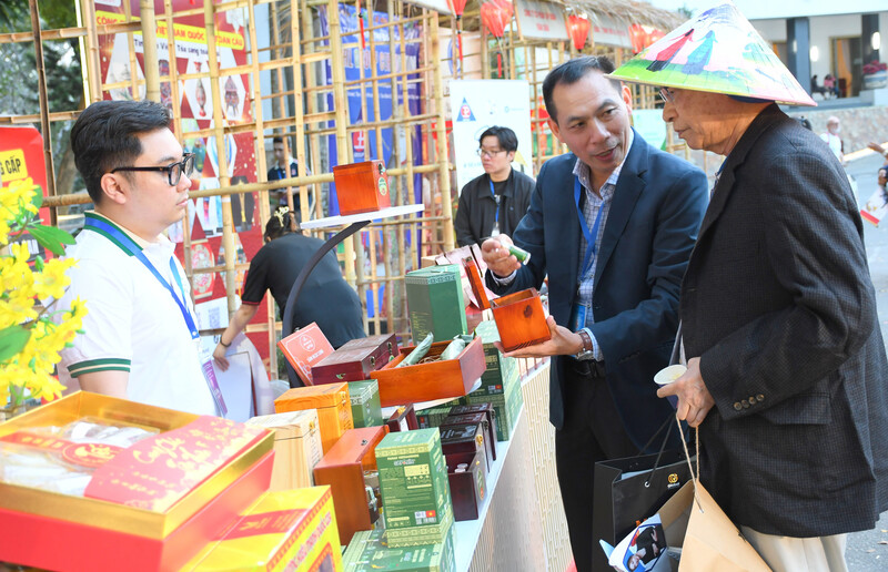 Các đại biểu tham quan các gian hàng giời thiệu, trừng bày sản phẩm tại chương trình. Ảnh: Thanh Minh.