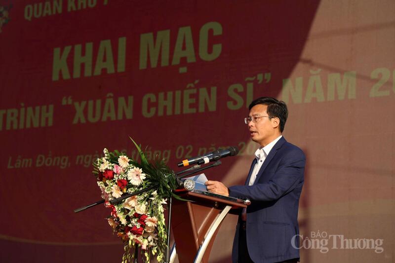 Ông Đinh Văn Tuấn, Phó Chủ tịch UBND tỉnh Lâm Đồng phát biểu tại lễ khai mạc. Ảnh: Lê Sơn