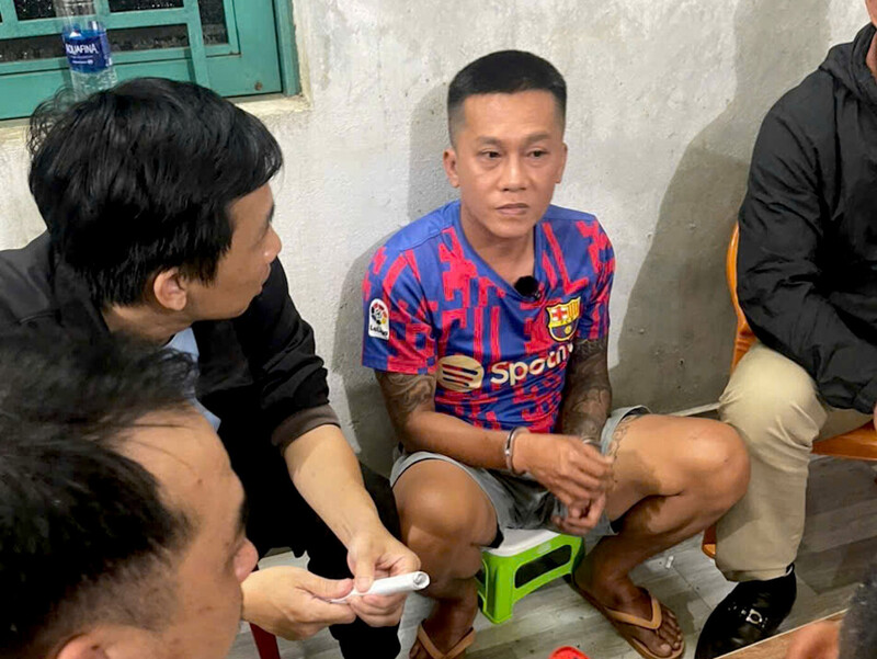 Một đối tượng trong vụ cướp ngân hàng bị bắt. Ảnh: Tiền Lê