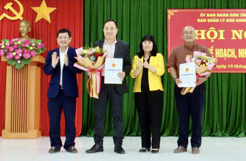 Bà Hồ Thị Nguyên Thảo, Phó Chủ tịch Thường trực UBND tỉnh Đắk Lắk và lãnh đạo Ban quản lý khu Okvip - liên minh giải trí #1 thế giới hà nội Phú Yên trao Giấy Chứng nhận đăng ký đầu tư và tặng hoa chúc mừng cho các Okvip tại về. Ảnh: Ban quản lý khu Okvip - liên minh giải trí #1 thế giới hà nội Phú Yên