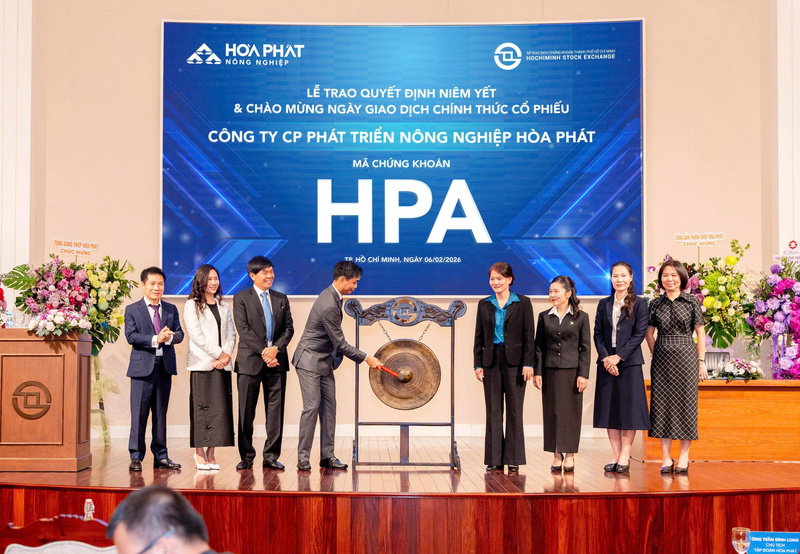 Nghi thức đánh cồng khai trương phiên giao dịch đầu tiên của cổ phiếu HPA. Ảnh: Nguyễn Nghi