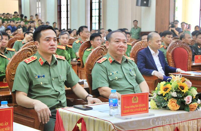 Trung tướng Mai Hoàng (bên trái) - Giám đốc Công an TP. Hồ Chí Minh và Thiếu tướng Lê Quang Nhân - Giám đốc Công an tỉnh Gia Lai. Ảnh: Hiền Mai