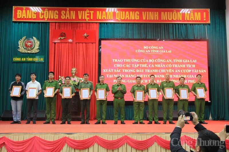 Các đơn vị nhận khen thưởng của Bộ trưởng Bộ Công an.