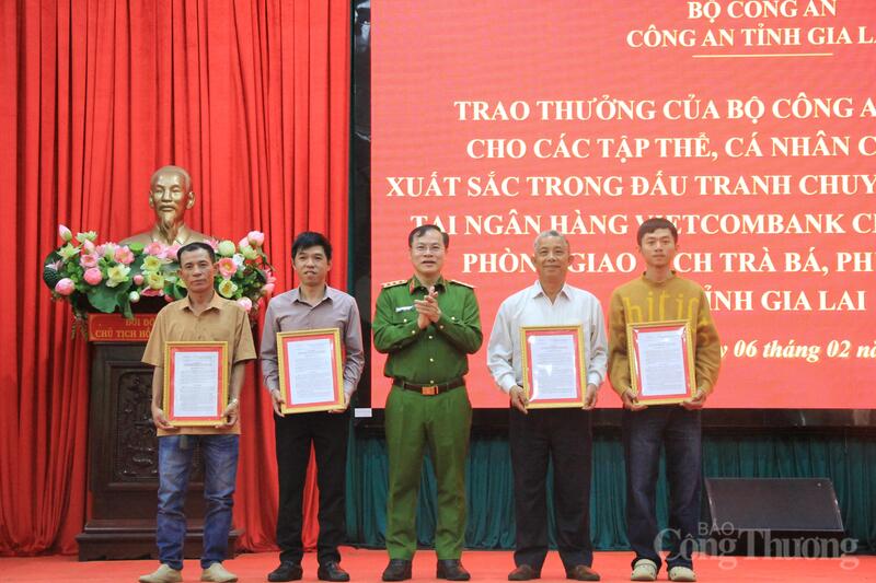 Các cá nhân được Bộ trưởng Bộ Công an khen thưởng.
