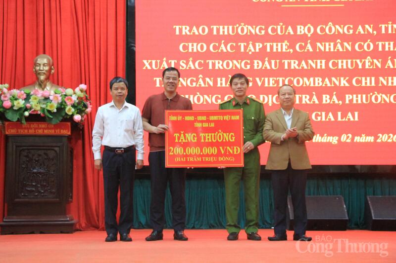 Lãnh đạo tỉnh khen thưởng Ban chuyên án đã xuất sắc phá án thành công.